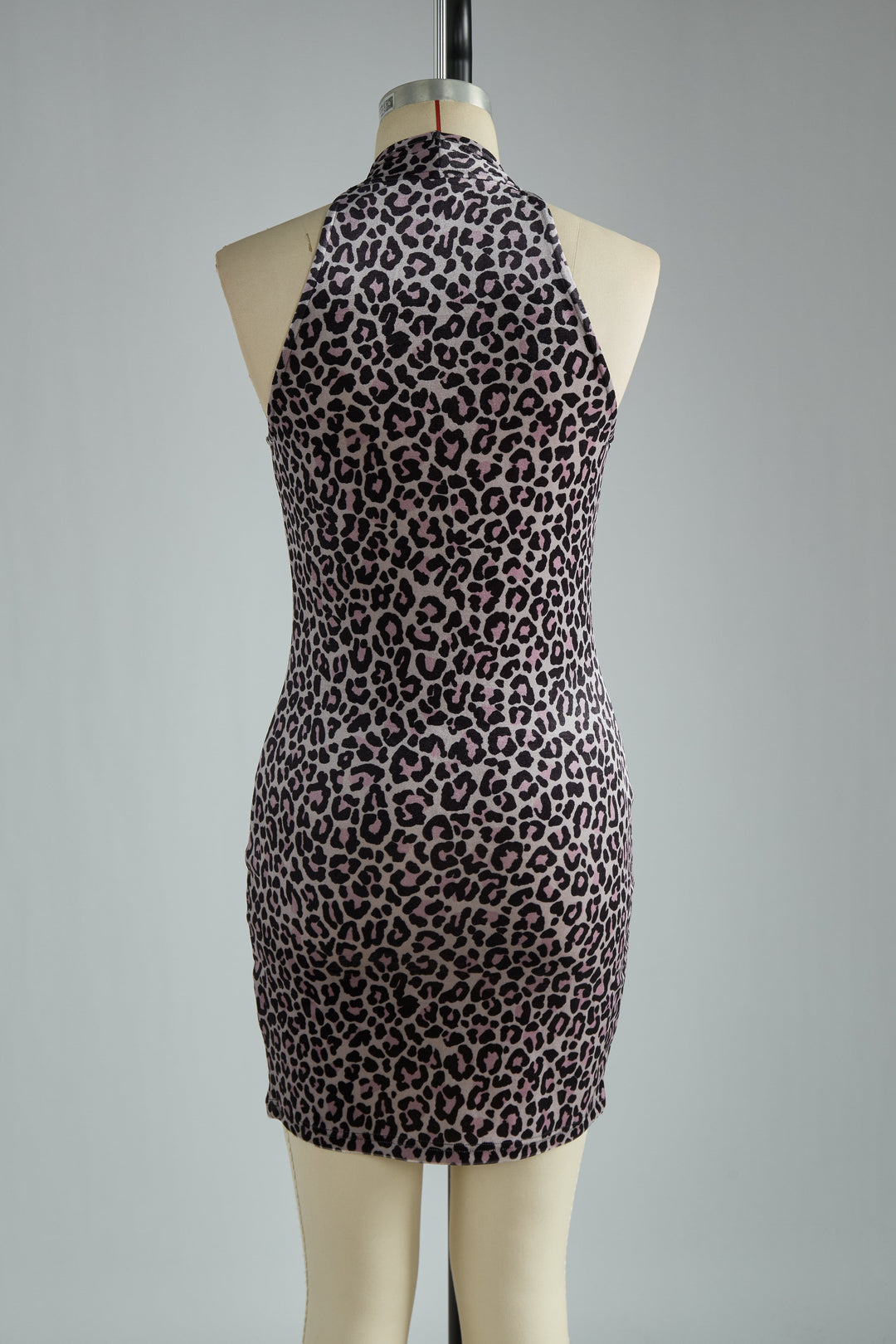 Lore - Elegantes Minikleid Western aus Samt Leopardenmuster mit V-Ausschnitt und schulterfrei und ärmellos
