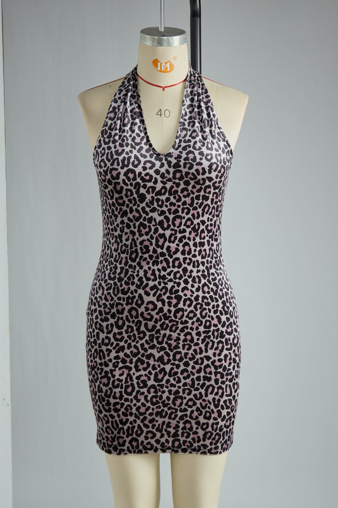 Lore - Elegantes Minikleid Western aus Samt Leopardenmuster mit V-Ausschnitt und schulterfrei und ärmellos