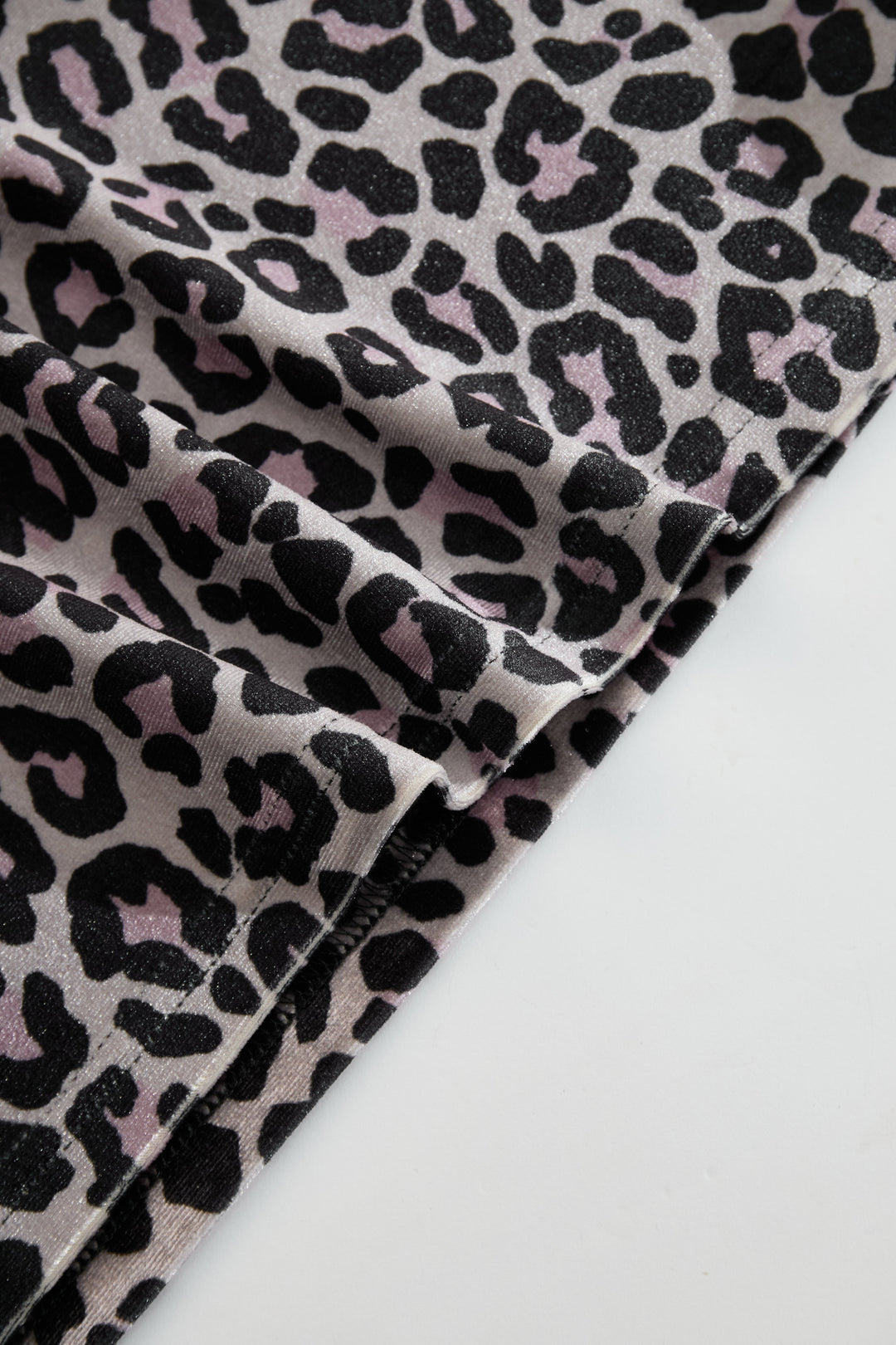 Lore - Elegantes Minikleid Western aus Samt Leopardenmuster mit V-Ausschnitt und schulterfrei und ärmellos