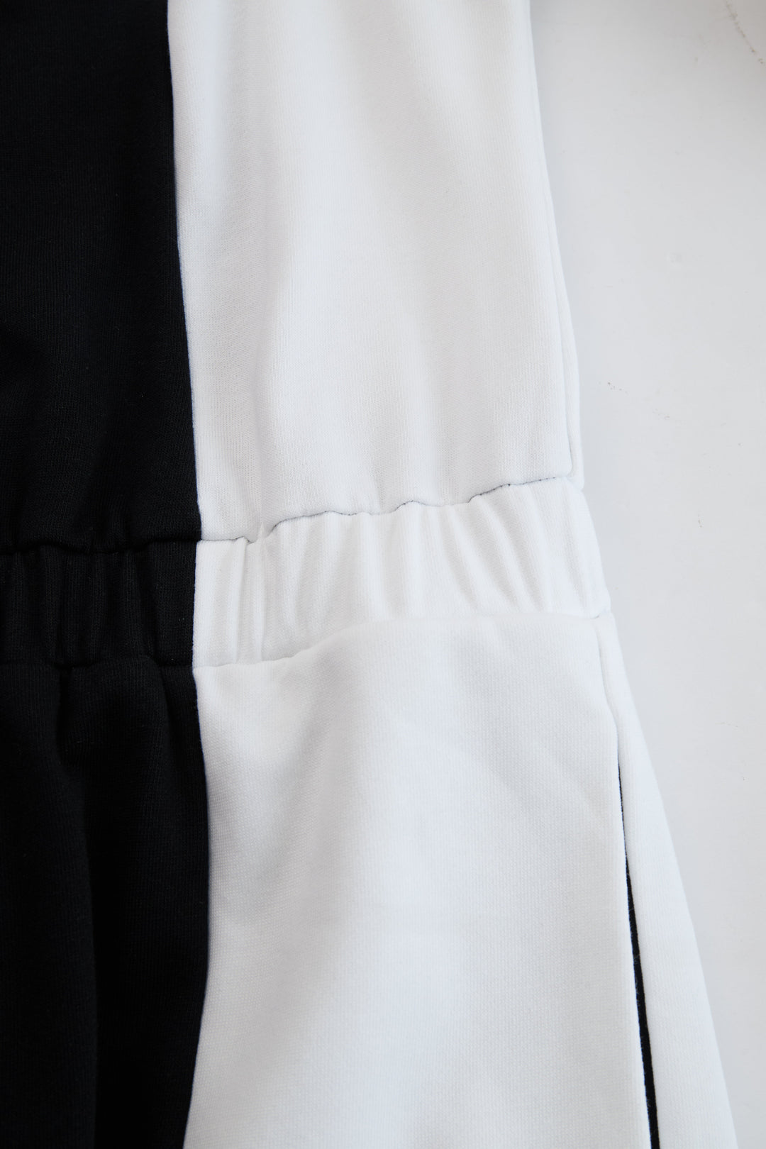 Minna - Overall lässig Retro aus technischem Gewebe im Farbblock-Design mit Reißverschluss und V-Ausschnitt und ärmellosem Schnitt