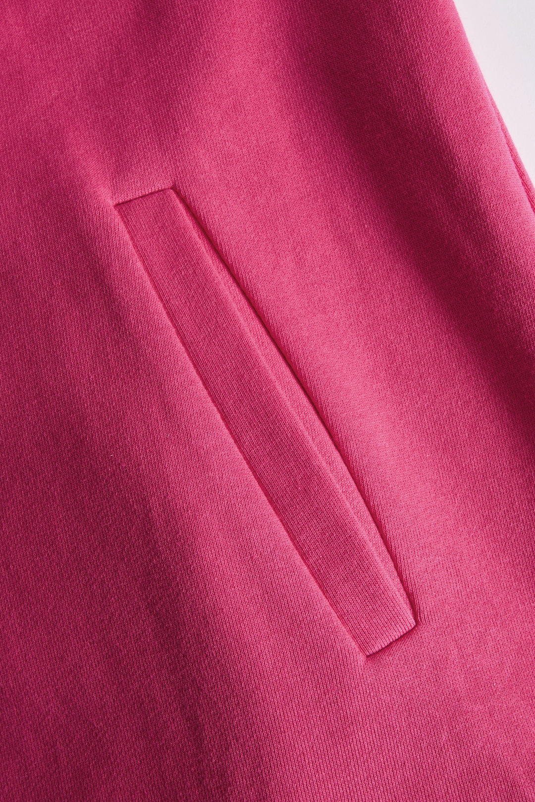 Marla - Sportliches Minikleid aus technischem Gewebe im Farbblock-Design mit Reißverschluss und Volants