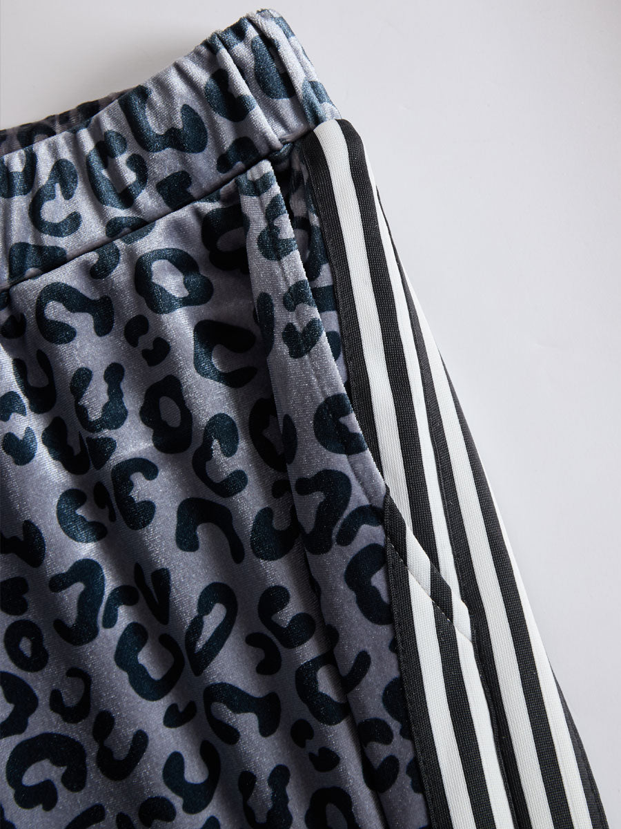 Smilla - Sportliches Hosen-Ensemble im Retro-Stil aus Samt Leopardenmuster mit V-Ausschnitt und Einsätze durchbrochene Details
