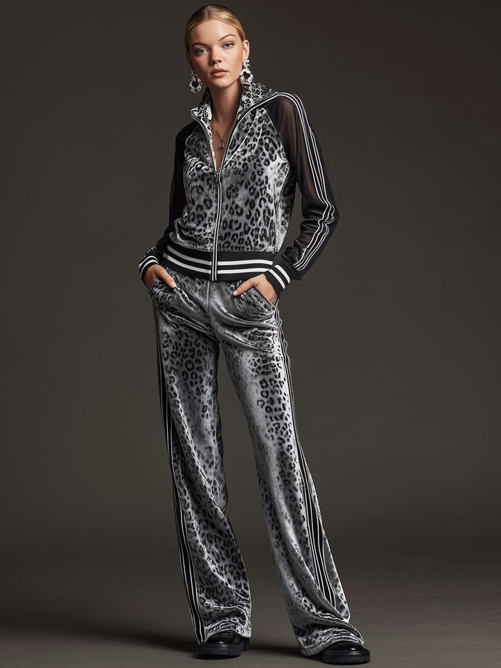 Smilla - Sportliches Hosen-Ensemble im Retro-Stil aus Samt Leopardenmuster mit V-Ausschnitt und Einsätze durchbrochene Details