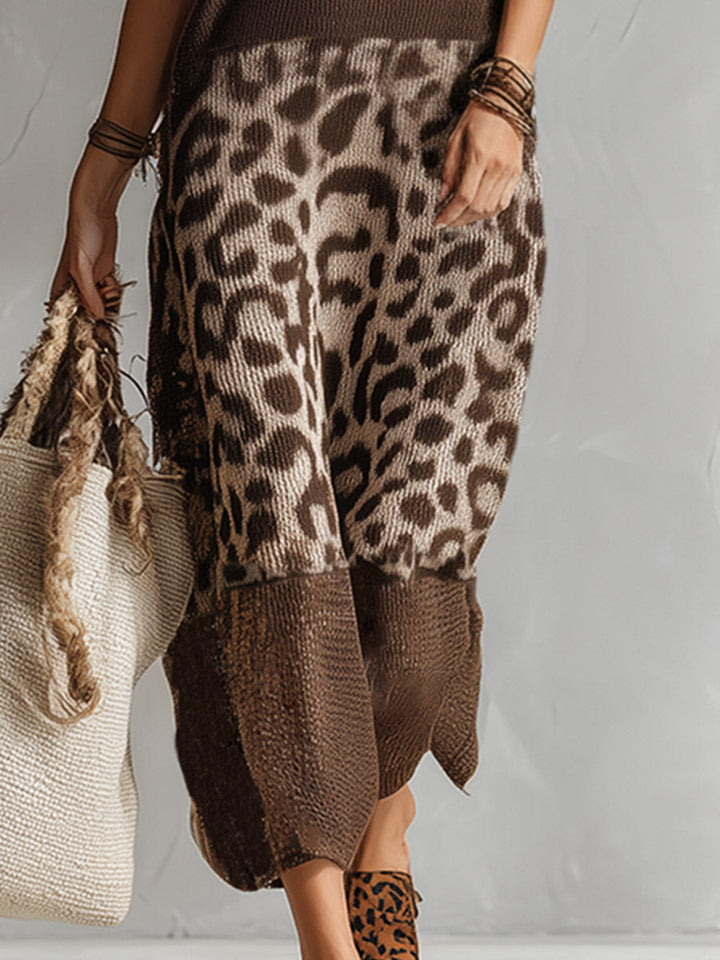 Alma - Elegantes Maxikleid Western aus Strick Leopardenmuster mit Einsätzen und durchbrochenen Details ärmellos