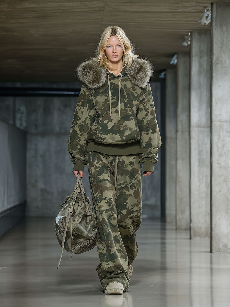 Laila - Lässiges Hosen-Ensemble sportlich aus technischem Gewebe Camouflage mit Kragen und V-Ausschnitt