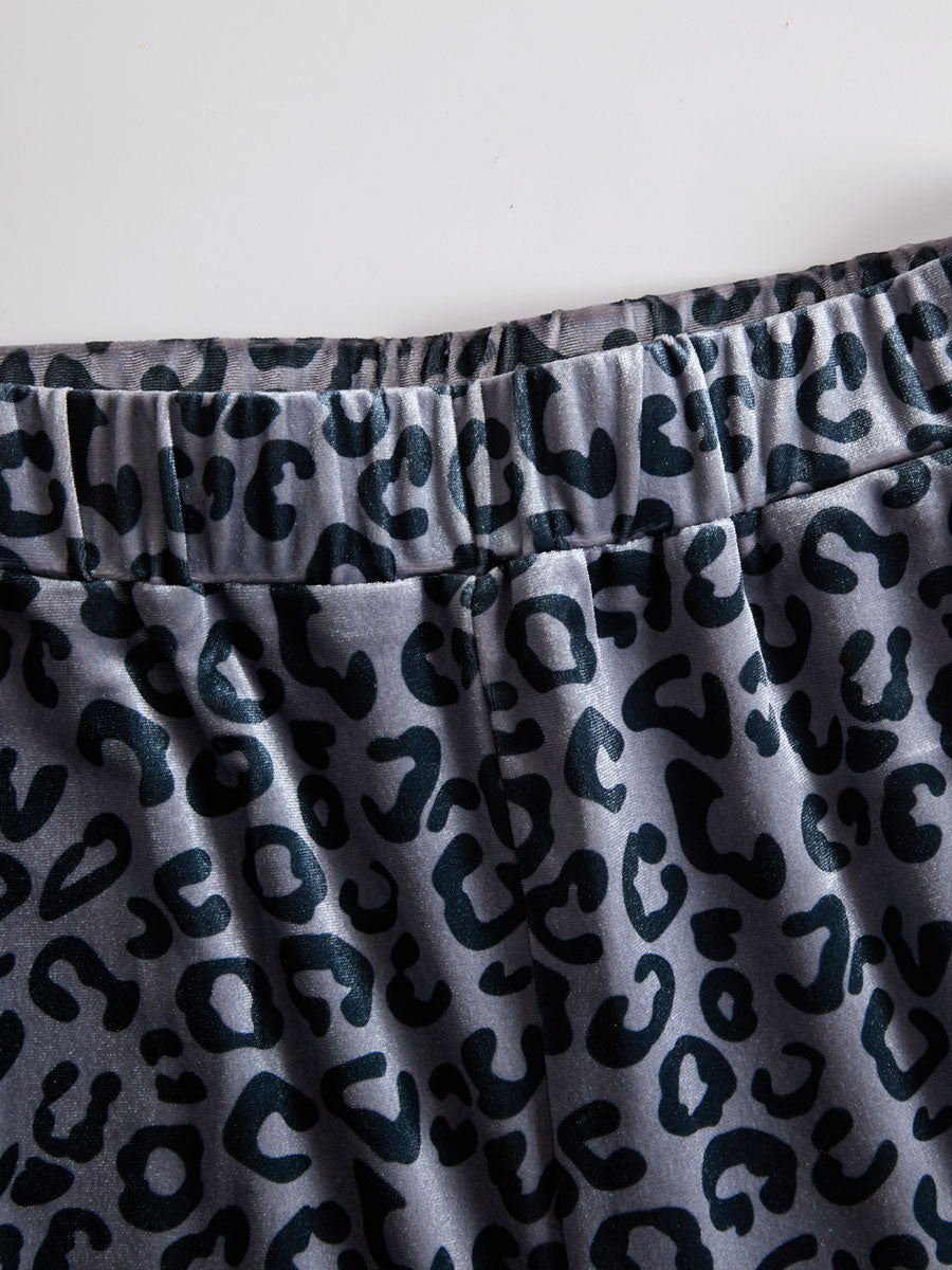 Smilla - Sportliches Hosen-Ensemble im Retro-Stil aus Samt Leopardenmuster mit V-Ausschnitt und Einsätze durchbrochene Details
