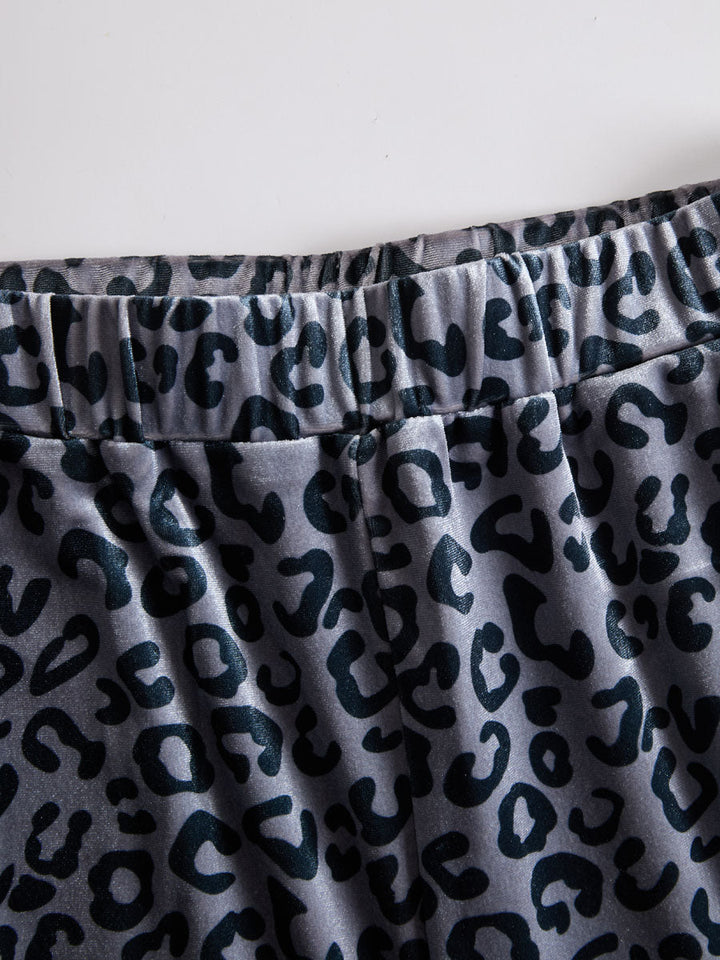 Smilla - Sportliches Hosen-Ensemble im Retro-Stil aus Samt Leopardenmuster mit V-Ausschnitt und Einsätze durchbrochene Details