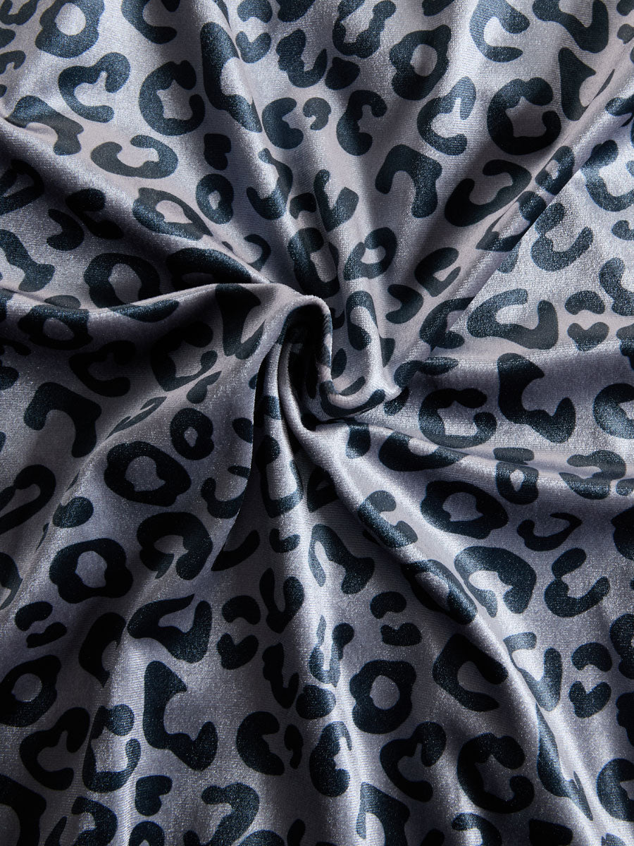Smilla - Sportliches Hosen-Ensemble im Retro-Stil aus Samt Leopardenmuster mit V-Ausschnitt und Einsätze durchbrochene Details