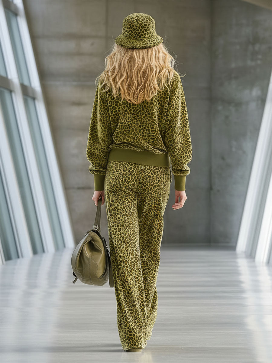Liya - Sportliches Hosen-Ensemble aus Samt Leopardenmuster mit Kragen und V-Ausschnitt
