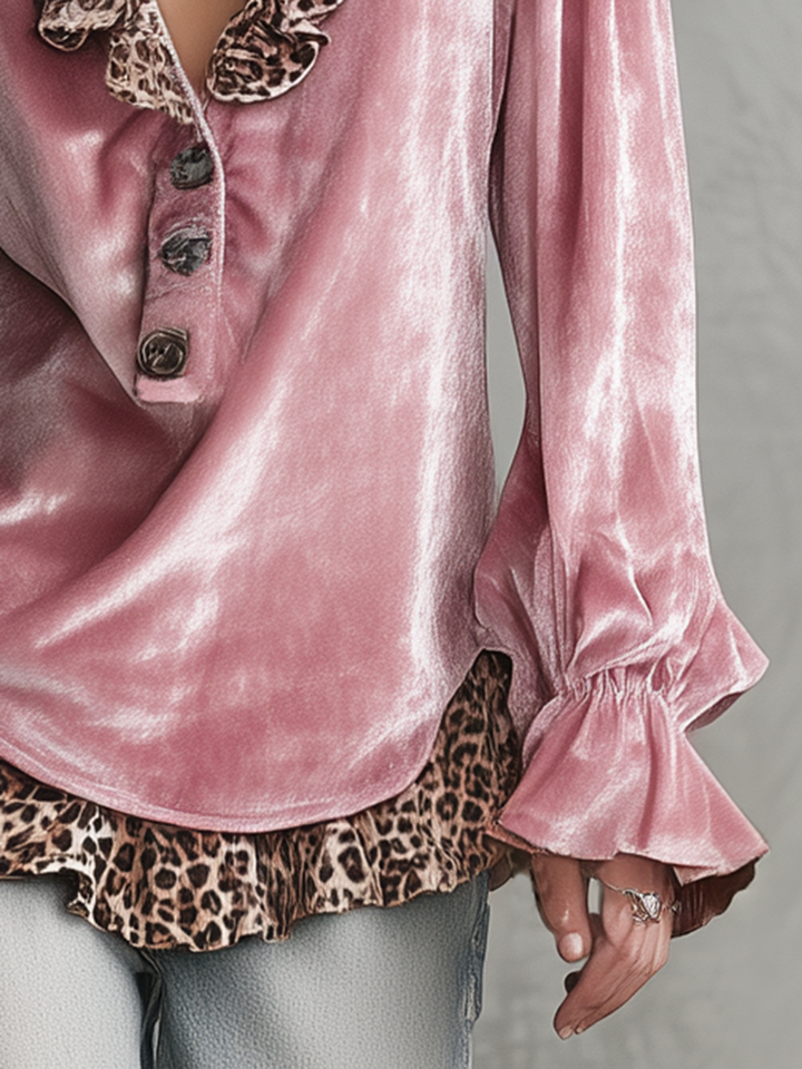 Anita - Bluse Retro für den Alltag aus Samt Leopardenmuster mit Volants und V-Ausschnitt