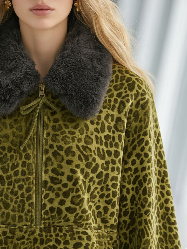 Liya - Sportliches Hosen-Ensemble aus Samt Leopardenmuster mit Kragen und V-Ausschnitt