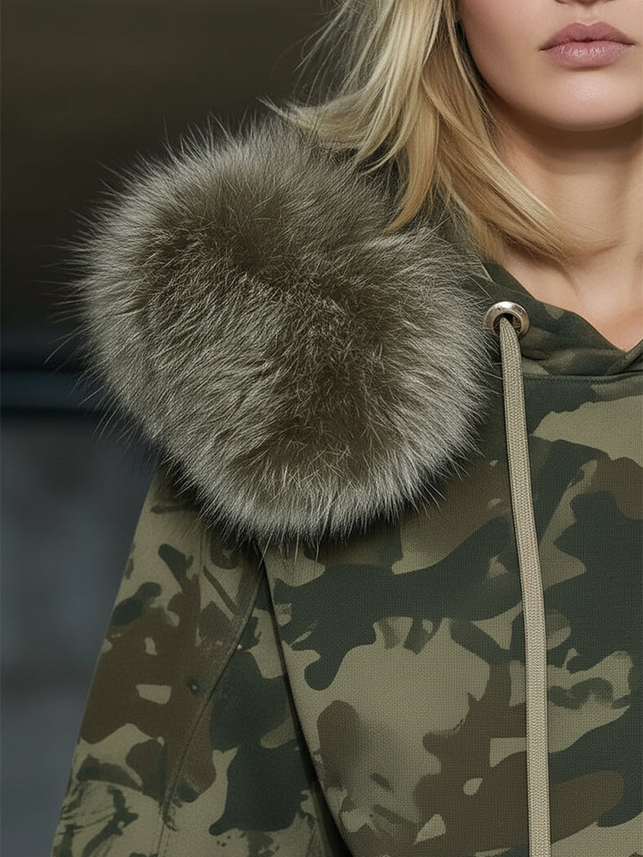 Laila - Lässiges Hosen-Ensemble sportlich aus technischem Gewebe Camouflage mit Kragen und V-Ausschnitt