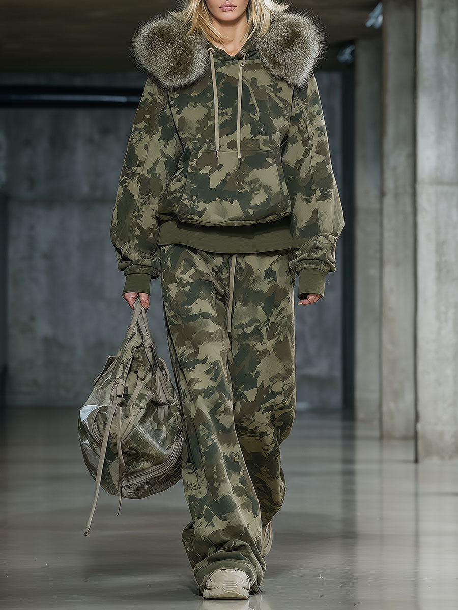 Laila - Lässiges Hosen-Ensemble sportlich aus technischem Gewebe Camouflage mit Kragen und V-Ausschnitt