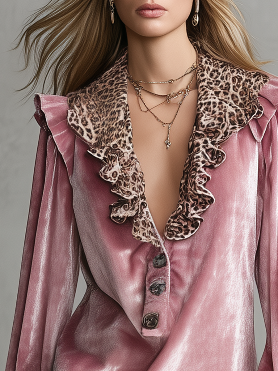 Anita - Bluse Retro für den Alltag aus Samt Leopardenmuster mit Volants und V-Ausschnitt