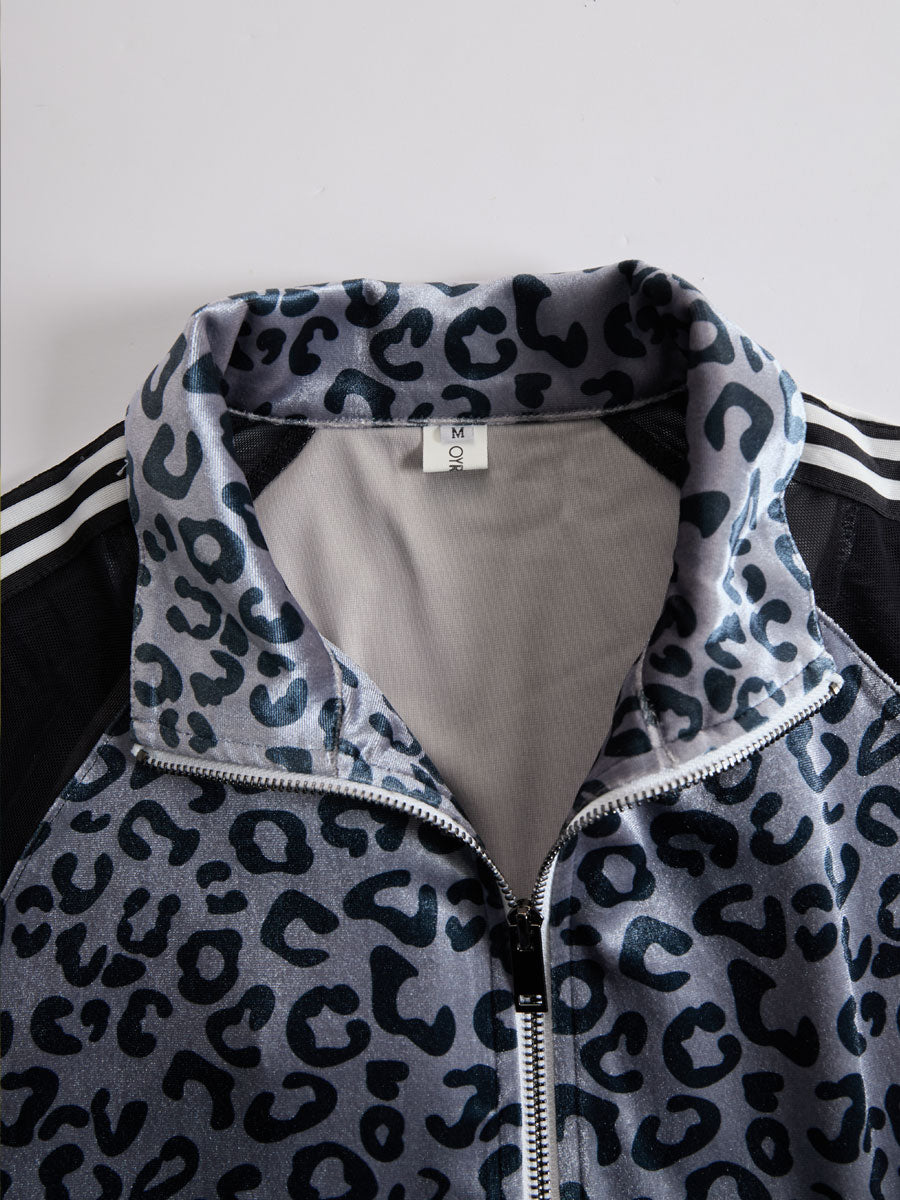 Smilla - Sportliches Hosen-Ensemble im Retro-Stil aus Samt Leopardenmuster mit V-Ausschnitt und Einsätze durchbrochene Details