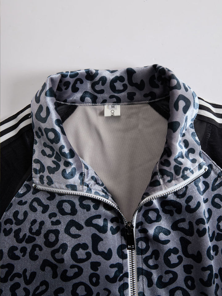 Smilla - Sportliches Hosen-Ensemble im Retro-Stil aus Samt Leopardenmuster mit V-Ausschnitt und Einsätze durchbrochene Details