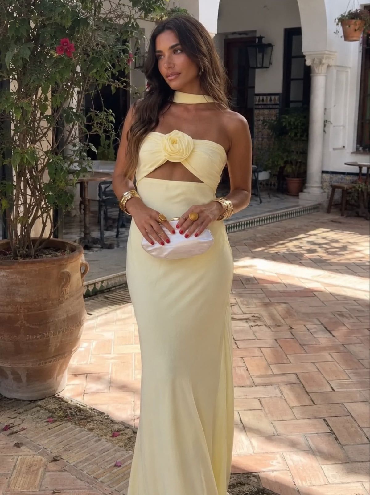 Ida - Maxikleid mit Neckholder und Rosen Corsage