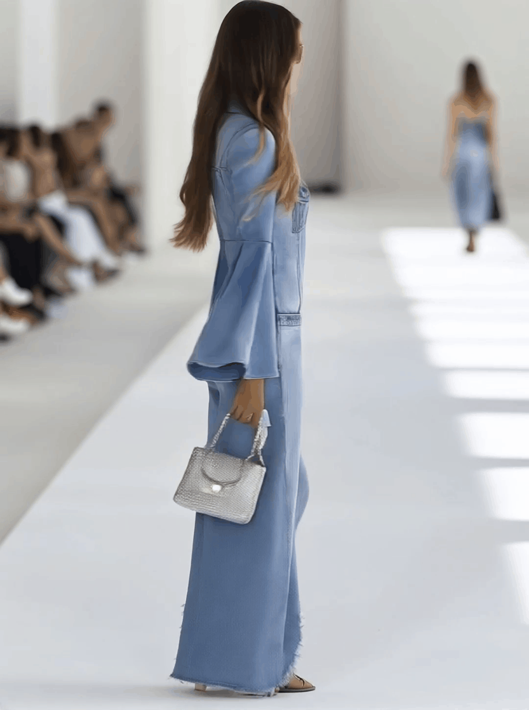 Annemarie - Overall lässig Retro aus Jeansstoff mit V-Ausschnitt und offener Kante