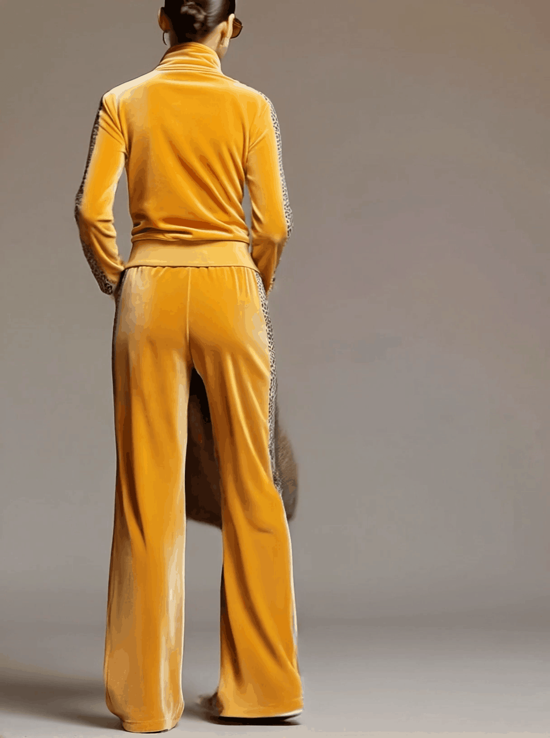 Nieke - Lässiges Hosen-Ensemble Retro aus Samt Leopardenmuster mit Kragen
