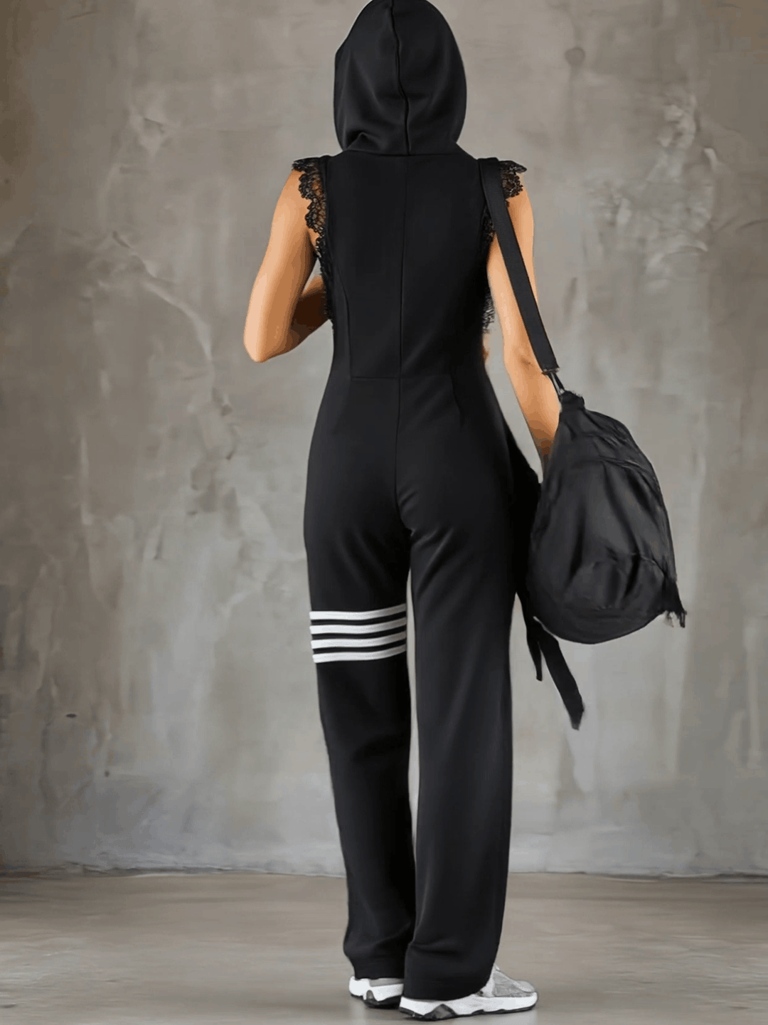 Talea - Overall sportlich im Retro-Stil aus Spitze gestreift mit Reißverschluss und Kapuze ärmellos