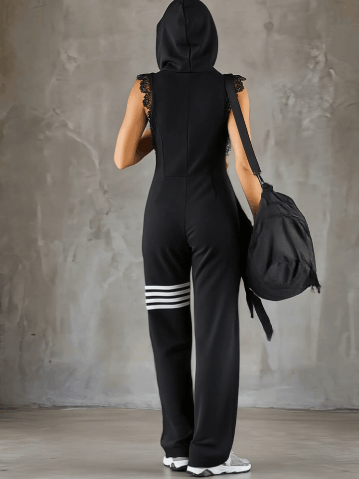 Talea - Overall sportlich im Retro-Stil aus Spitze gestreift mit Reißverschluss und Kapuze ärmellos