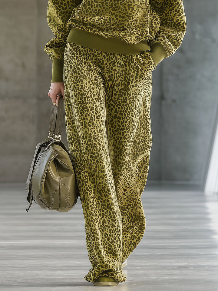 Liya - Sportliches Hosen-Ensemble aus Samt Leopardenmuster mit Kragen und V-Ausschnitt