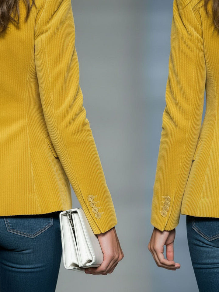 Mara - Jacke Retro für besondere Abende aus Samt mit V-Ausschnitt und Knöpfen mit Linie feminin