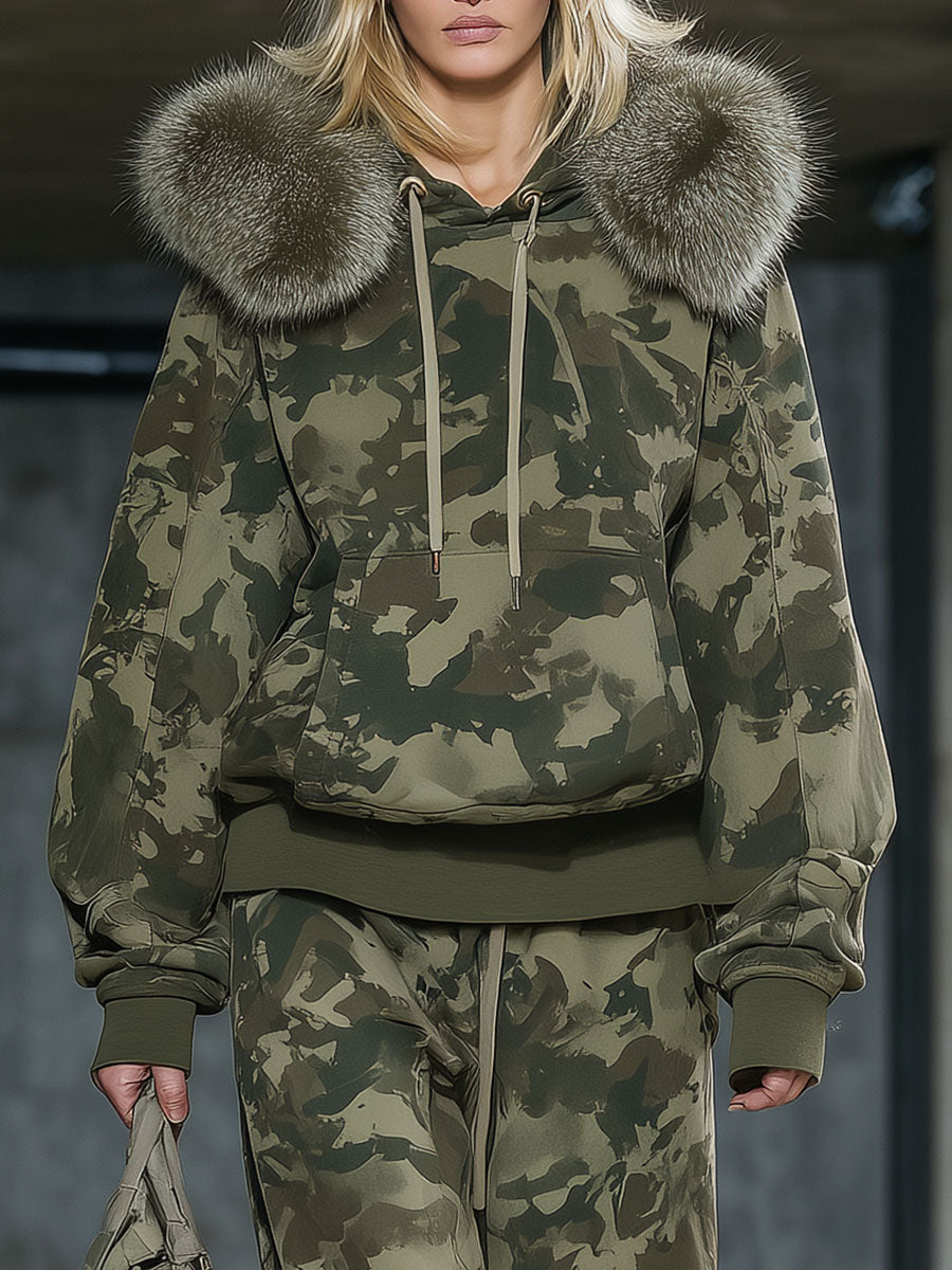 Laila - Lässiges Hosen-Ensemble sportlich aus technischem Gewebe Camouflage mit Kragen und V-Ausschnitt