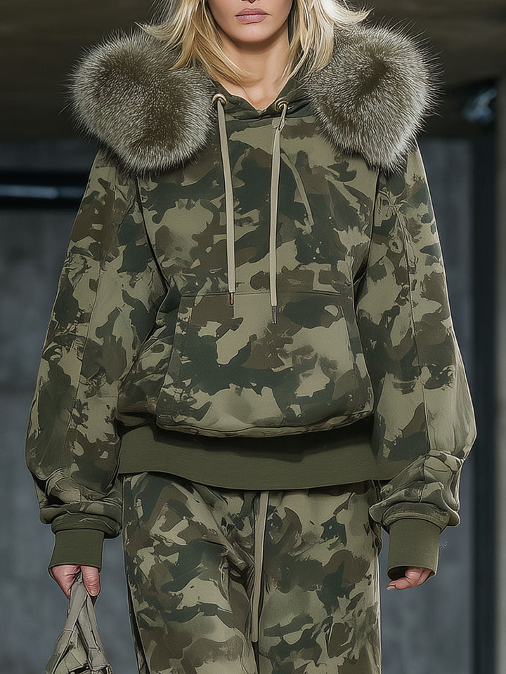 Laila - Lässiges Hosen-Ensemble sportlich aus technischem Gewebe Camouflage mit Kragen und V-Ausschnitt