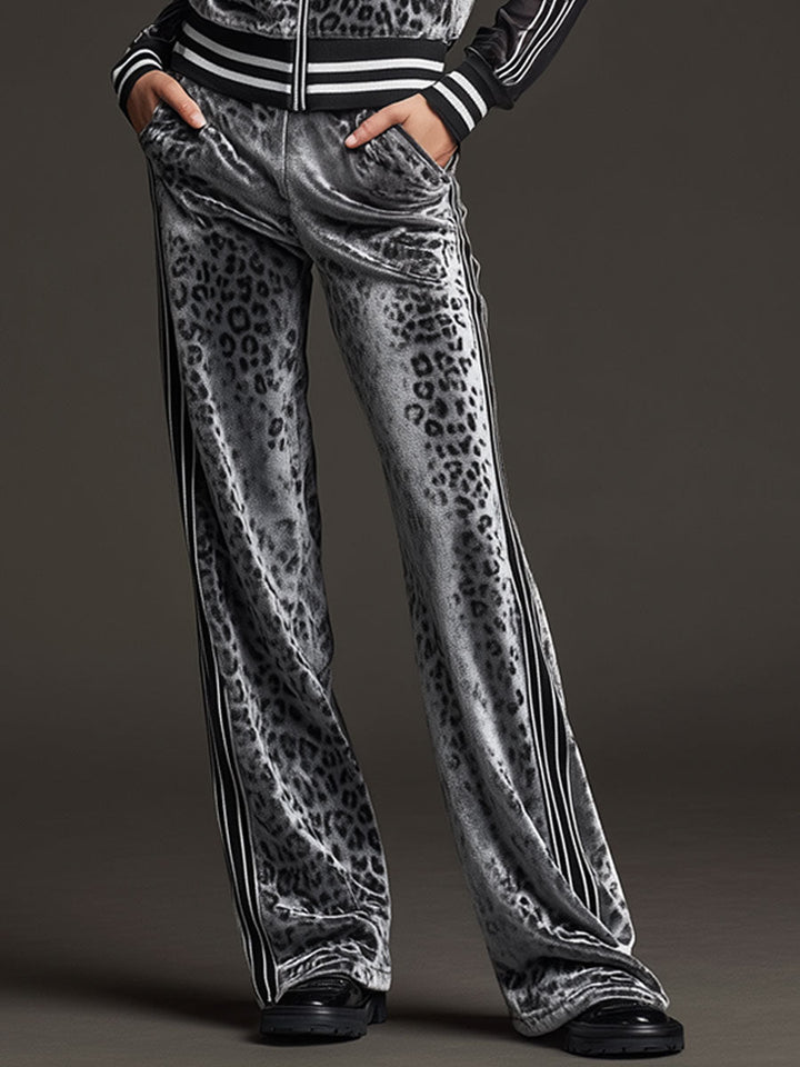 Smilla - Sportliches Hosen-Ensemble im Retro-Stil aus Samt Leopardenmuster mit V-Ausschnitt und Einsätze durchbrochene Details