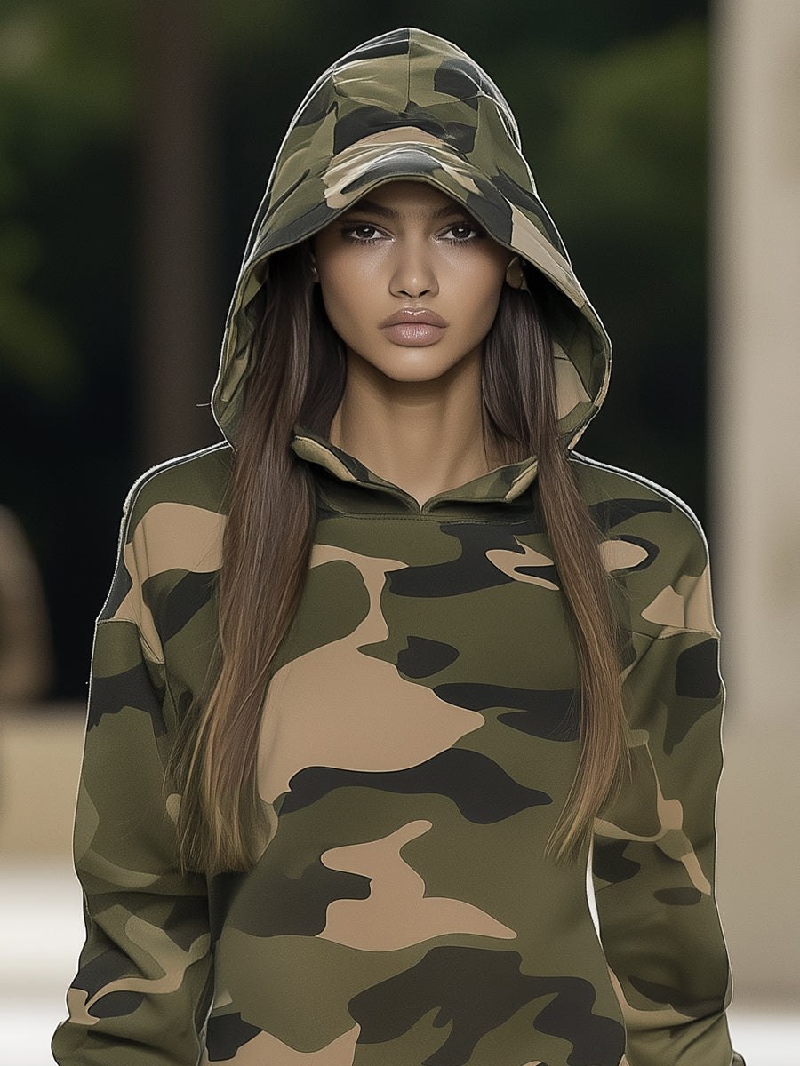 Cornelia - Sportliches Minikleid für den Alltag aus technischem Gewebe Camouflage mit Volants und Kapuze