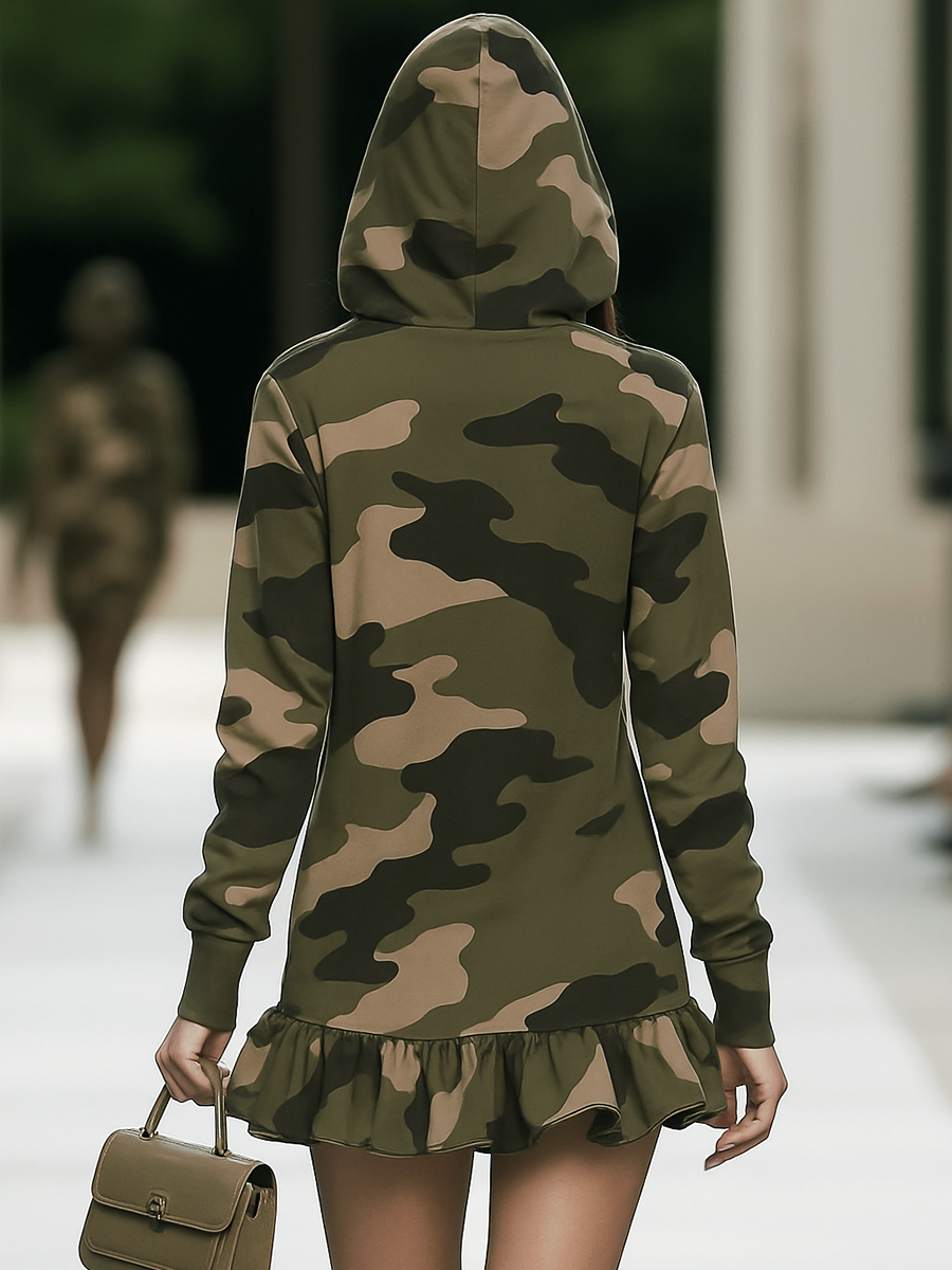 Cornelia - Sportliches Minikleid für den Alltag aus technischem Gewebe Camouflage mit Volants und Kapuze