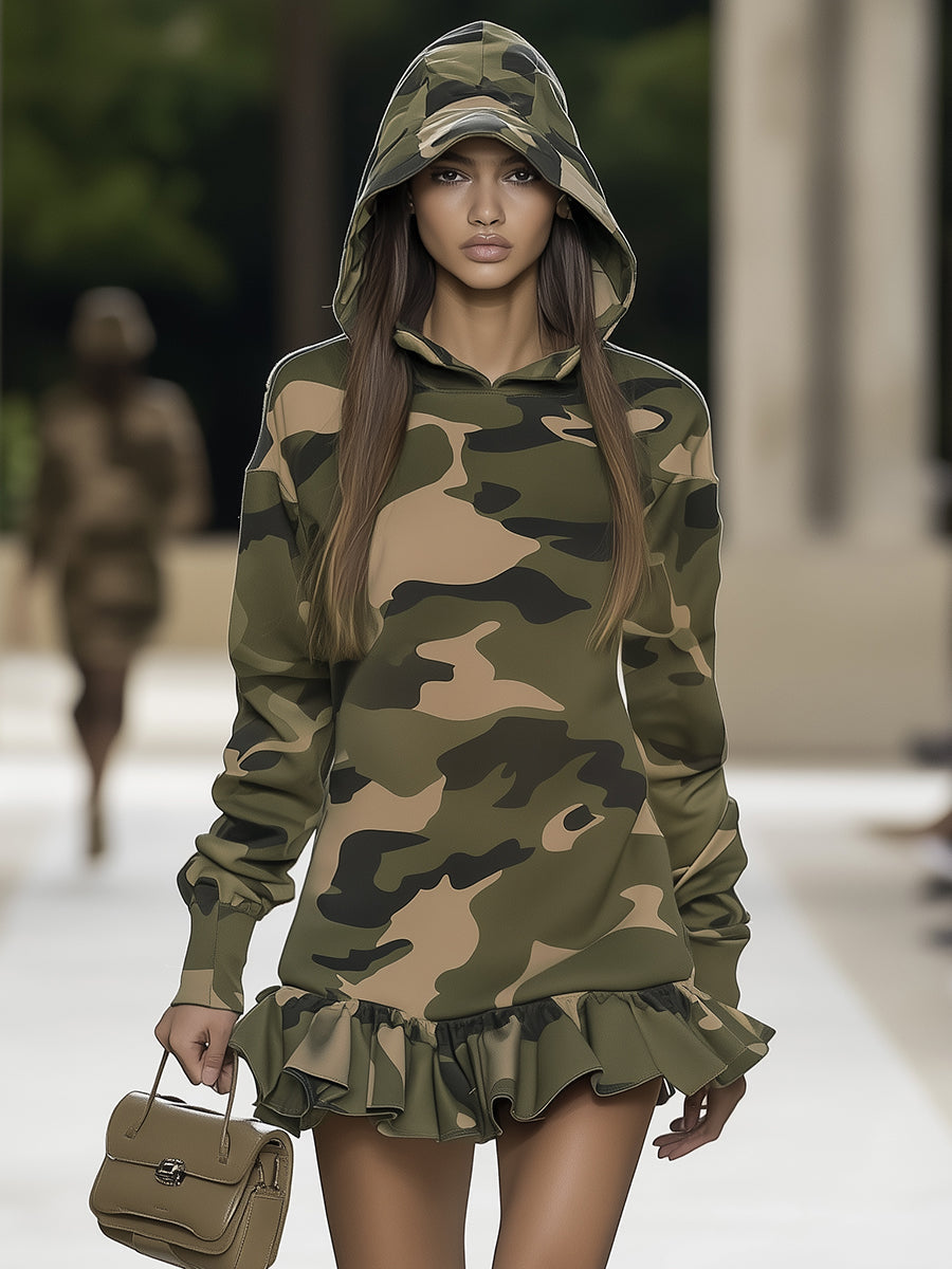 Cornelia - Sportliches Minikleid für den Alltag aus technischem Gewebe Camouflage mit Volants und Kapuze