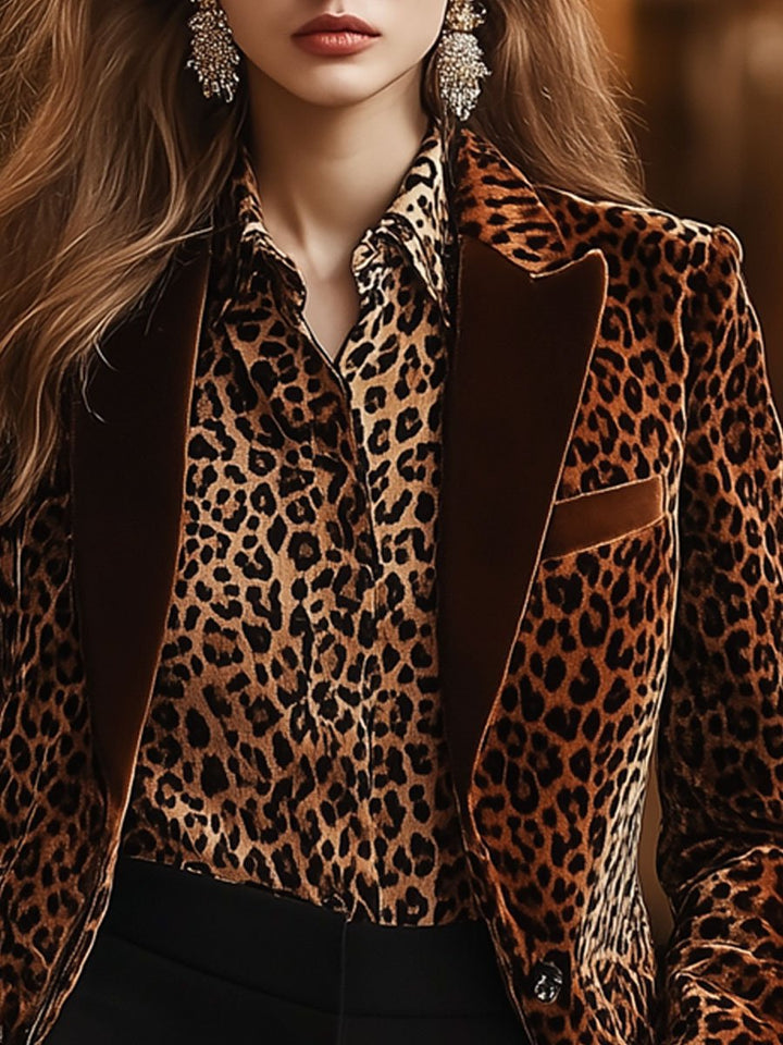 Claudia - Jacke lässig Retro aus Samt Leopardenmuster mit Kragen und V-Ausschnitt