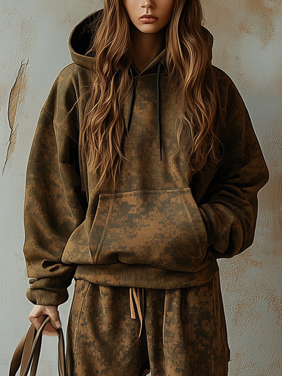 Mette - Sportliches Hosen-Ensemble im Retro-Stil aus technischem Gewebe Camouflage mit Kapuze