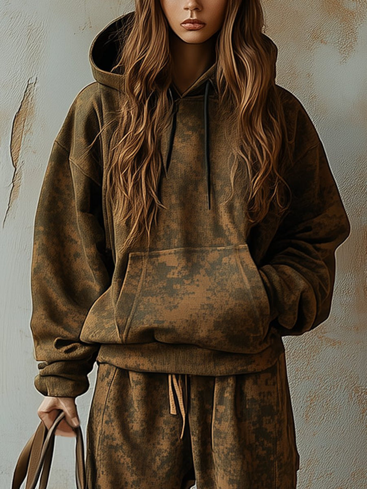 Mette - Sportliches Hosen-Ensemble im Retro-Stil aus technischem Gewebe Camouflage mit Kapuze