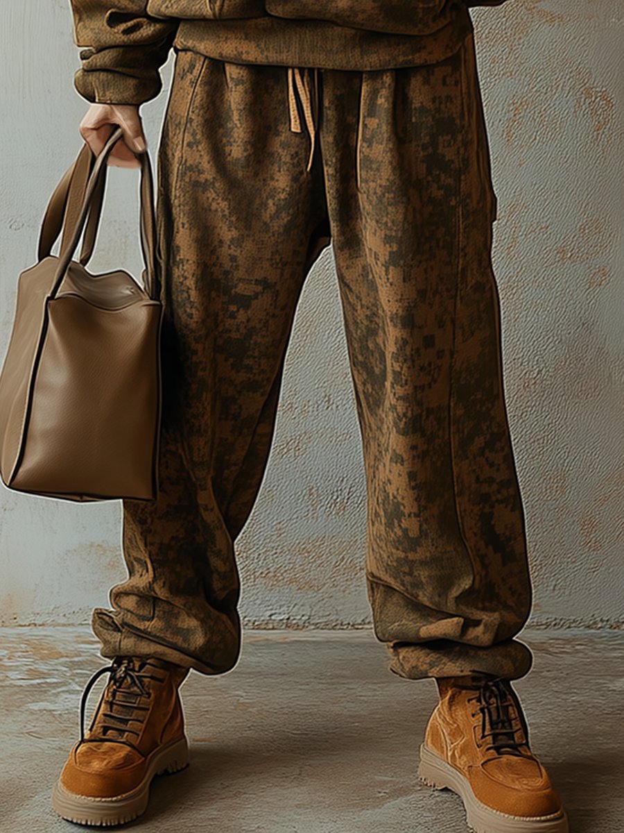 Mette - Sportliches Hosen-Ensemble im Retro-Stil aus technischem Gewebe Camouflage mit Kapuze