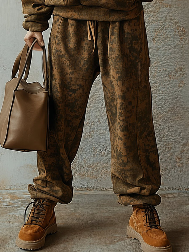 Mette - Sportliches Hosen-Ensemble im Retro-Stil aus technischem Gewebe Camouflage mit Kapuze