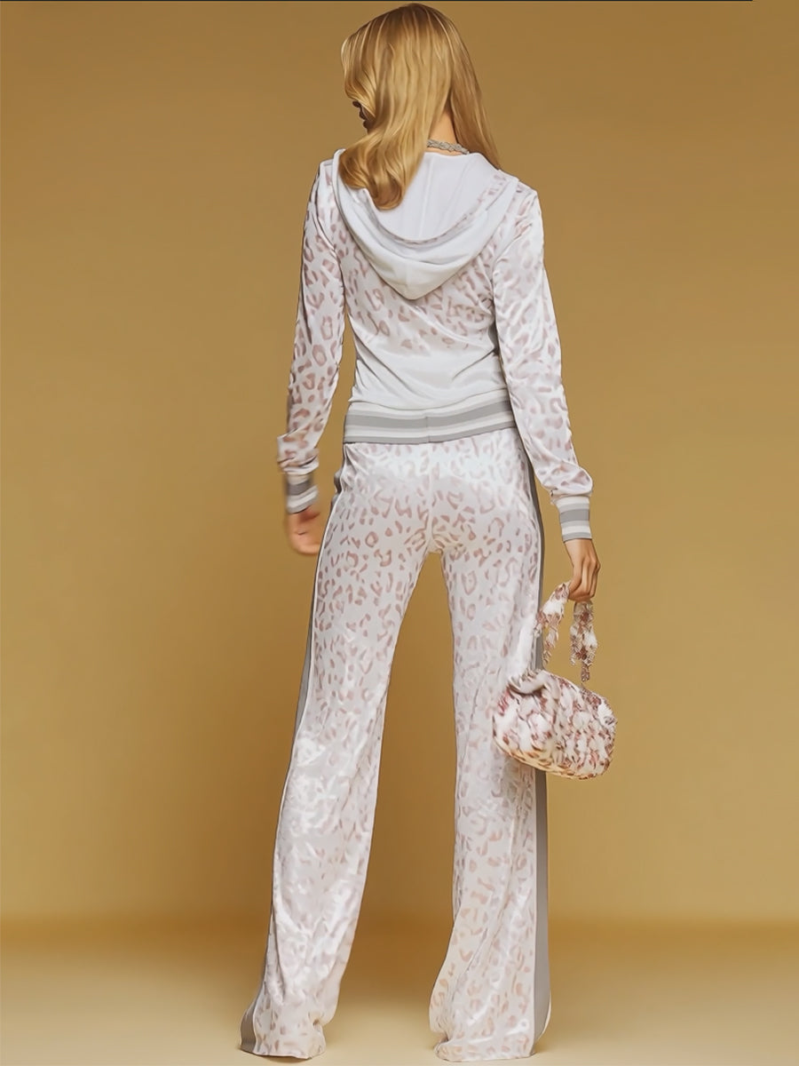 Malea - Sportliches elegantes Hosen-Ensemble aus Samt Leopardenmuster mit V-Ausschnitt und Kapuze